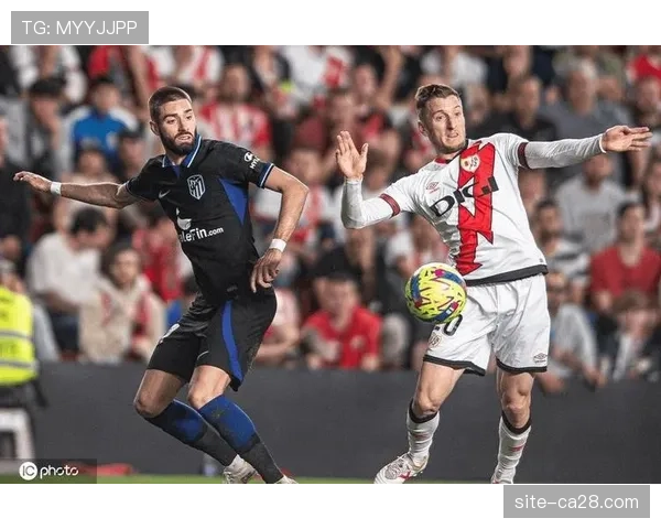 即时快讯：贝蒂斯球员抗议对方禁区内的定位球防守犯规，VAR介入复核