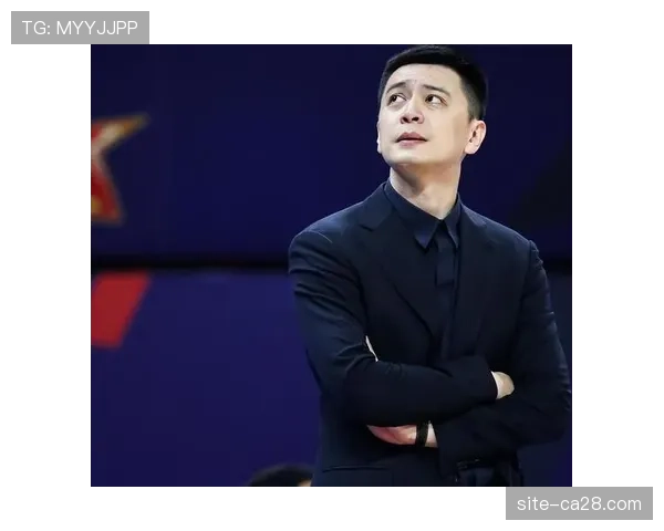 特写：争议判罚后杨鸣怒斥技术台，裁判报告显示为漏判